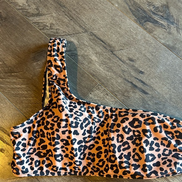 One shoulder, leopard print bikini top - Picture 2 of 7